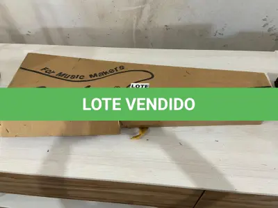LOTE 004 - 01 GUITARRA, NA COR BRANCA E PRETA, MARCA “STRINBERG”. (NO ESTADO)