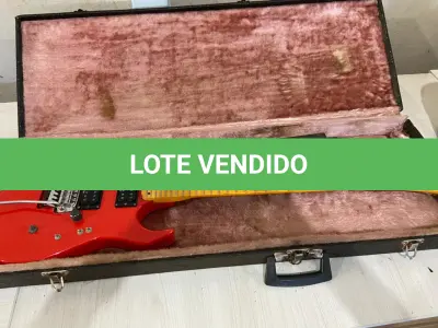 LOTE 003 - 01 GUITARRA, NA COR VERMELHA, MARCA “JOLPHINI” COM 01 PEDALEIRA PARA GUITARRA. (NO ESTADO)