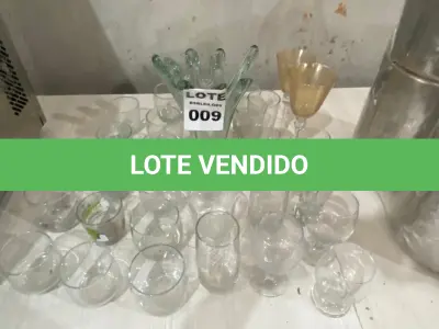 LOTE 009 - LOTE COM DIVERSOS COPOS E TAÇAS, TAMANHOS DIFERENTES E 01 VASO DECORATIVO EM VIDRO. (NO ESTADO)