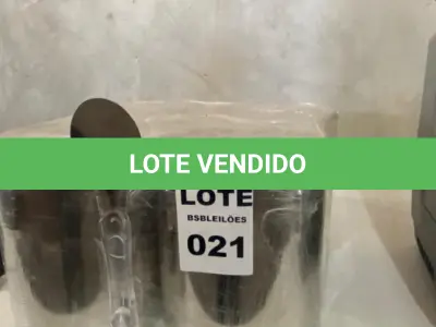LOTE 021 - 04 BALDES EM INOX PARA ARMAZENAR SORVETE (CARAPINAS) E 01 ESPATULA. (NO ESTADO)