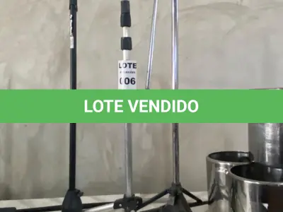 LOTE 006 - 03 TRIPÉS DE MICROFONES, TAMANHOS DIVERSOS. (NO ESTADO)
