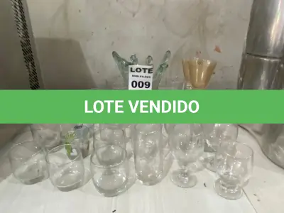 LOTE 009 - LOTE COM DIVERSOS COPOS E TAÇAS, TAMANHOS DIFERENTES E 01 VASO DECORATIVO EM VIDRO. (NO ESTADO)