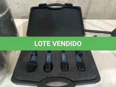 LOTE 007 - 01 UM JOGO DE MICROFONES PARA BATERIA, NUMA MALETA, MARCA “AUDIO-TECHNICA”. (NO ESTADO)