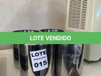 LOTE 015 - 04 BALDES EM INOX PARA ARMAZENAR SORVETE (CARAPINAS) E 01 ESPATULA. (NO ESTADO)