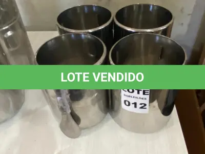 LOTE 012 - 04 BALDES EM INOX PARA ARMAZENAR SORVETE (CARAPINAS) E 01 ESPATULA. (NO ESTADO)