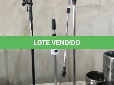 LOTE 006 - 03 TRIPÉS DE MICROFONES, TAMANHOS DIVERSOS. (NO ESTADO)