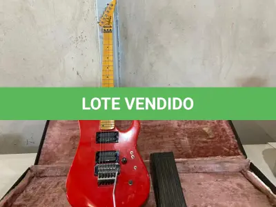 LOTE 003 - 01 GUITARRA, NA COR VERMELHA, MARCA “JOLPHINI” COM 01 PEDALEIRA PARA GUITARRA. (NO ESTADO)
