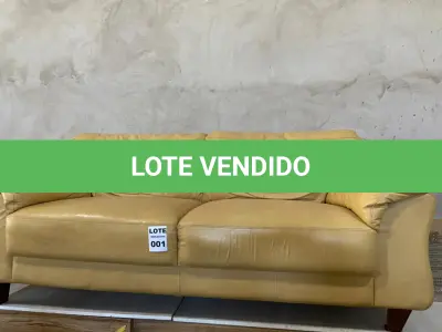 LOTE 001 - 01 SOFÁ EM COURO DE 03 LUGARES, COR MOSTARDA. (NO ESTADO)