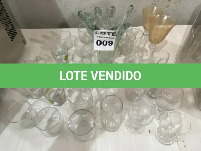 LOTE 009 - LOTE COM DIVERSOS COPOS E TAÇAS, TAMANHOS DIFERENTES E 01 VASO DECORATIVO EM VIDRO. (NO ESTADO)