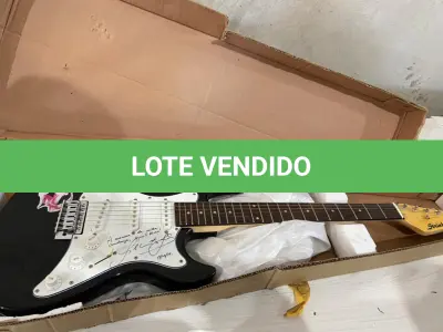 LOTE 004 - 01 GUITARRA, NA COR BRANCA E PRETA, MARCA “STRINBERG”. (NO ESTADO)