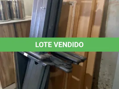 LOTE 011 - 01 LOTE COM 07 MESAS DESMONTADAS, TAMPO EM MADEIRA E BASES EM FERRO. (NO ESTADO)