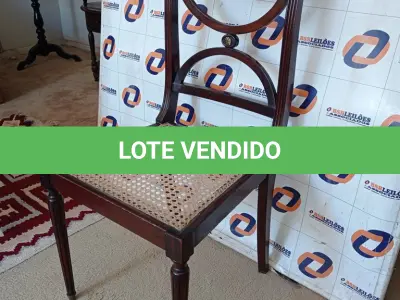 LOTE 020 - 01 MÁQUINA DE COSTURA SINGER COM CADEIRA ANTIGA EM MADEIRA ZIG ZAG MODELO 247 (NO ESTADO, NÃO SABEMOS SE FUNCIONA. LEILÃO NÃO TEM GARANTIA E NEM DEVOLUÇÃO).