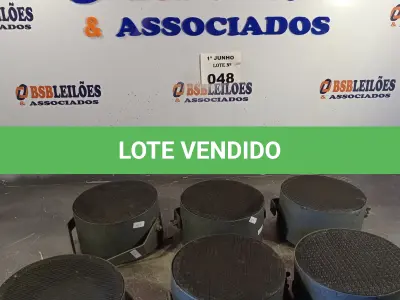 LOTE 048 - 06 ALTO-FALANTES COM SUPORTE DE FERRO. (NO ESTADO, LEILÃO NÃO TEM GARANTIA E NEM DEVOLUÇÃO, SUJEITO A POSSÍVEIS AVARIAS VISÍVEIS/OCULTAS E/OU AUSÊNCIA DE COMPONENTES).