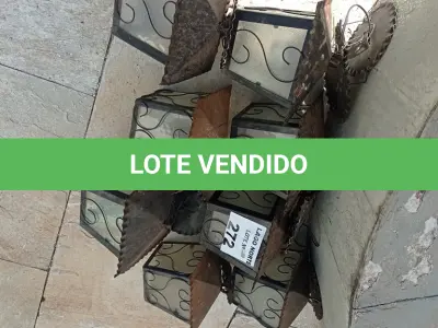 LOTE 272 - 08 LUSTRES EM FERRO COM VIDRO NA COR PRETA (NO ESTADO, NÃO SABEMOS SE FUNCIONA. LEILÃO NÃO TEM GARANTIA E NEM DEVOLUÇÃO).