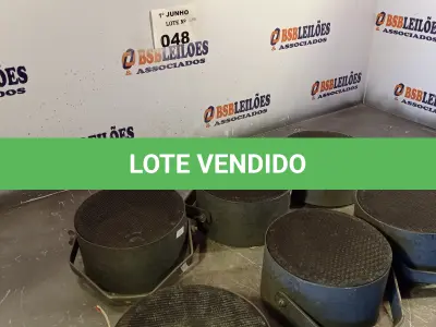 LOTE 048 - 06 ALTO-FALANTES COM SUPORTE DE FERRO. (NO ESTADO, LEILÃO NÃO TEM GARANTIA E NEM DEVOLUÇÃO, SUJEITO A POSSÍVEIS AVARIAS VISÍVEIS/OCULTAS E/OU AUSÊNCIA DE COMPONENTES).