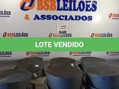 LOTE 048 - 06 ALTO-FALANTES COM SUPORTE DE FERRO. (NO ESTADO, LEILÃO NÃO TEM GARANTIA E NEM DEVOLUÇÃO, SUJEITO A POSSÍVEIS AVARIAS VISÍVEIS/OCULTAS E/OU AUSÊNCIA DE COMPONENTES).