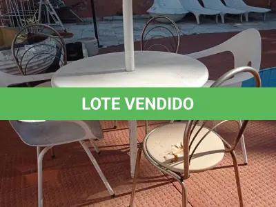LOTE 279 - 05 CADEIRAS E 01 MESA COM SOMBREIRO PARA JARDIM (NO ESTADO, NÃO SABEMOS SE FUNCIONA. LEILÃO NÃO TEM GARANTIA E NEM DEVOLUÇÃO).