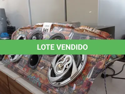 LOTE 041 - 01 APARELHO DE SOM 3X1 E 01 TAMPÃO DE CARRO COM 04 ALTO-FALANTES E 01 CORNETA MARCAS E MODELOS DIVERSOS. (NO ESTADO, LEILÃO NÃO TEM GARANTIA E NEM DEVOLUÇÃO, SUJEITO A POSSÍVEIS AVARIAS VISÍVEIS/OCULTAS E/OU AUSÊNCIA DE COMPONENTES).