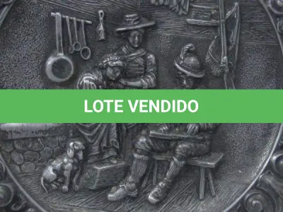 LOTE 033 - PRATO DE PAREDE DECORATIVO  EM PEWTER, MEDIDAS: 25,8 CM DE DIÂMETRO (NO ESTADO)