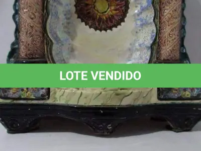LOTE 034 - ANTIGO RELÓGIO IMPORTADO DA MARCA RUBINICH CONFECCIONADO EM FAIANÇA COM ESMALTAGEM BRANCA VITRIFICADA, CHINES  50 CM DE ALTURA X 37 CM DE LARGURA.(NO ESTADO)
