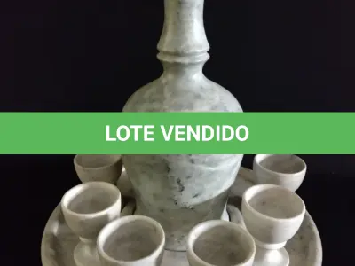 LOTE 049 - LICOREIRA EM PEDRA SABÃO TOTAL DE 8 PEÇAS. GARRAFA 25 CM DE ALTURA.(NO ESTADO)