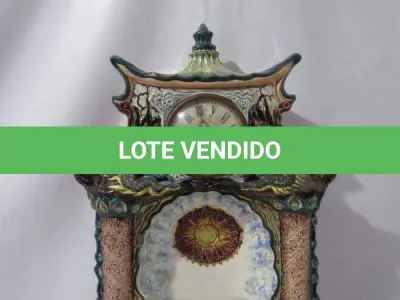 LOTE 034 - ANTIGO RELÓGIO IMPORTADO DA MARCA RUBINICH CONFECCIONADO EM FAIANÇA COM ESMALTAGEM BRANCA VITRIFICADA, CHINES  50 CM DE ALTURA X 37 CM DE LARGURA.(NO ESTADO)