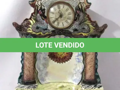 LOTE 034 - ANTIGO RELÓGIO IMPORTADO DA MARCA RUBINICH CONFECCIONADO EM FAIANÇA COM ESMALTAGEM BRANCA VITRIFICADA, CHINES  50 CM DE ALTURA X 37 CM DE LARGURA.(NO ESTADO)