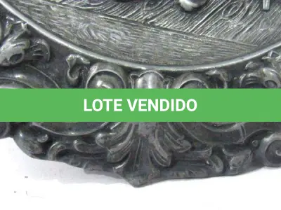 LOTE 033 - PRATO DE PAREDE DECORATIVO  EM PEWTER, MEDIDAS: 25,8 CM DE DIÂMETRO (NO ESTADO)