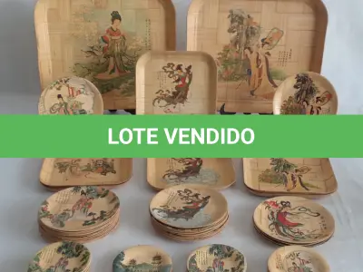 LOTE 077 - LINDO CONJUNTO ORIENTAL EM PALHA TRANÇADA E RESINADA SÃO 23 PORTA COPOS (DIAM. 11CM) 26 PRATINHOS (DIAM. 16CM), 5 PRATOS QUADRADOS (20 X 20CM) E 2 BANDEJAS RETANGULARES (35 X 30CM). TOTAL 56 PEÇAS.(NO ESTADO)