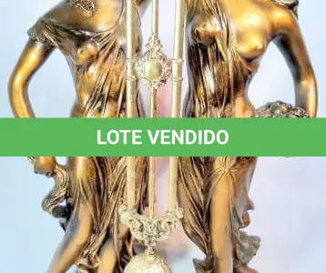 LOTE 067 - LINDO RELÓGIO DE MESA ITALIANO, PATINADO A OURO,. MED 70X33X18 CM (NO ESTADO)