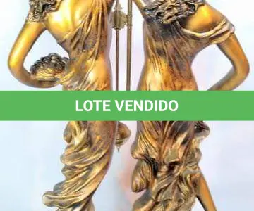 LOTE 067 - LINDO RELÓGIO DE MESA ITALIANO, PATINADO A OURO,. MED 70X33X18 CM (NO ESTADO)