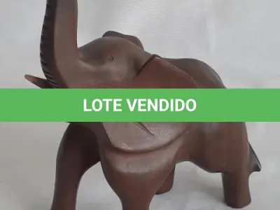 LOTE 076 - DUAS ESCULTURAS DE MADEIRA ELEFANTES. 20 E 10 CM.(NO ESTADO)