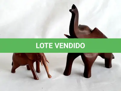 LOTE 076 - DUAS ESCULTURAS DE MADEIRA ELEFANTES. 20 E 10 CM.(NO ESTADO)