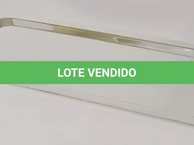 LOTE 119 - BANDEJA, GIGANTE EM METAL ESPESSURADO À PRATA, UMA DAS  MEDINDO 67X24,5X5 CM (NO ESTADO)