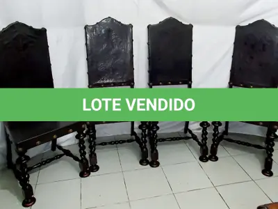 LOTE 060 - MESA MANUELINO MADEIRA NOBRE COM 4 CADEIRAS (NO ESTADO)