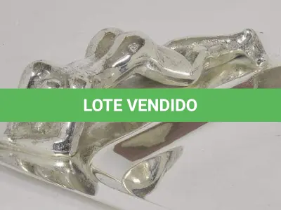 LOTE 119 - BANDEJA, GIGANTE EM METAL ESPESSURADO À PRATA, UMA DAS  MEDINDO 67X24,5X5 CM (NO ESTADO)