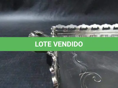 LOTE 112 - TABULEIRO COM BANHO DE NÍQUEL, RETANGULAR, MEDIDAS: 47 CM DE COMPRIMENTO 4,2 CM DE LARGURA DA GALERIA CENTRAL X 7,5 CM DE ALTURA (NO ESTADO)