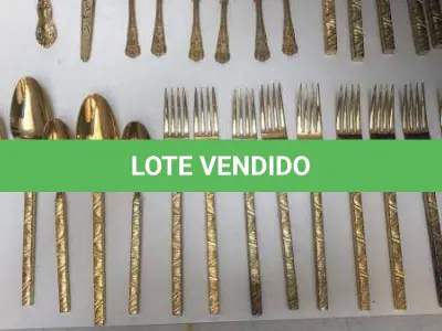 LOTE 117 - FAQUEIRO DOURADO PEÇAS: 6 TALHARES DE SERVIÇO, 12 COLHERES DE CHÁ, 5 COLHERES DE SOBREMESA, 2 GARFOS DE SOBREMESA, 9 GARFOS DE MESA, 5 COLHERES DE SOPA E 5 FACAS DE MESA.  44 PEÇAS (NO ESTADO)