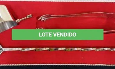 LOTE 106 - CONJUNTO DE BEBIDAS COM BALDE DE GELO COM APLIQUES DE METAL E CONJUNTO DE  SERVIÇO EM PRATA 90 COM DOSADOR, PINÇA E MISTURADOR . MARCA :  BELINI (NO ESTADO)