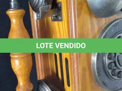 LOTE 091 - TELEFONE ANTIGO EM MADEIRA CARVALHO,  EM EXCELENTE ESTADO, PEÇA QUE SEGURA O  FONE FALTANDO PEDACINHO, 45 CM DE ALTURA, (NO ESTADO)