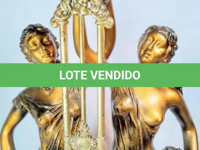 LOTE 067 - LINDO RELÓGIO DE MESA ITALIANO, PATINADO A OURO,. MED 70X33X18 CM (NO ESTADO)