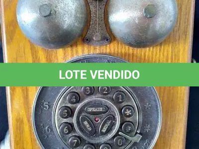 LOTE 091 - TELEFONE ANTIGO EM MADEIRA CARVALHO,  EM EXCELENTE ESTADO, PEÇA QUE SEGURA O  FONE FALTANDO PEDACINHO, 45 CM DE ALTURA, (NO ESTADO)