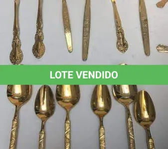 LOTE 117 - FAQUEIRO DOURADO PEÇAS: 6 TALHARES DE SERVIÇO, 12 COLHERES DE CHÁ, 5 COLHERES DE SOBREMESA, 2 GARFOS DE SOBREMESA, 9 GARFOS DE MESA, 5 COLHERES DE SOPA E 5 FACAS DE MESA.  44 PEÇAS (NO ESTADO)