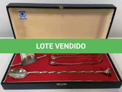 LOTE 106 - CONJUNTO DE BEBIDAS COM BALDE DE GELO COM APLIQUES DE METAL E CONJUNTO DE  SERVIÇO EM PRATA 90 COM DOSADOR, PINÇA E MISTURADOR . MARCA :  BELINI (NO ESTADO)
