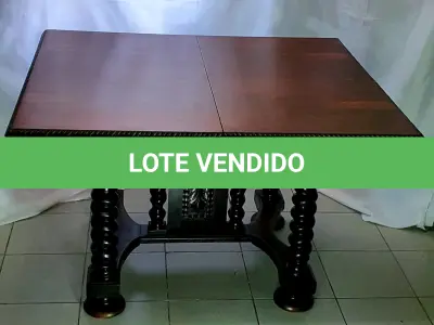 LOTE 060 - MESA MANUELINO MADEIRA NOBRE COM 4 CADEIRAS (NO ESTADO)