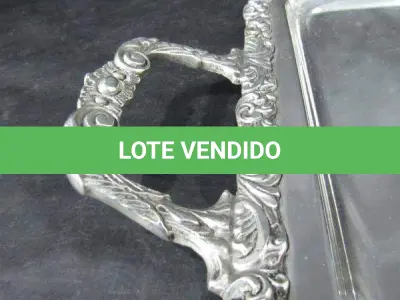 LOTE 111 - BANDEJA  EM METAL ESPESSURADO A PRATA MEDIDAS:62,5 CM DE COMPRIMENTO X 40 CM DE LARGURA. (BANHO NOVO).(NO ESTADO)
