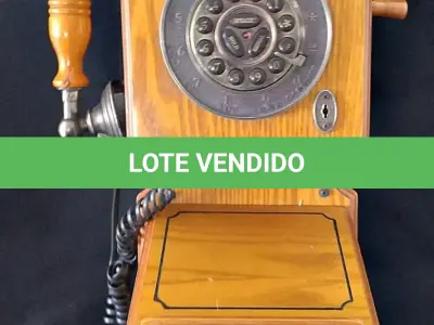 LOTE 091 - TELEFONE ANTIGO EM MADEIRA CARVALHO,  EM EXCELENTE ESTADO, PEÇA QUE SEGURA O  FONE FALTANDO PEDACINHO, 45 CM DE ALTURA, (NO ESTADO)