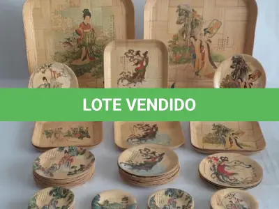 LOTE 077 - LINDO CONJUNTO ORIENTAL EM PALHA TRANÇADA E RESINADA SÃO 23 PORTA COPOS (DIAM. 11CM) 26 PRATINHOS (DIAM. 16CM), 5 PRATOS QUADRADOS (20 X 20CM) E 2 BANDEJAS RETANGULARES (35 X 30CM). TOTAL 56 PEÇAS.(NO ESTADO)