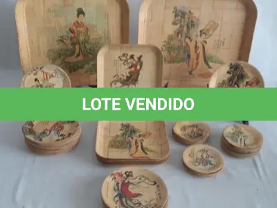 LOTE 077 - LINDO CONJUNTO ORIENTAL EM PALHA TRANÇADA E RESINADA SÃO 23 PORTA COPOS (DIAM. 11CM) 26 PRATINHOS (DIAM. 16CM), 5 PRATOS QUADRADOS (20 X 20CM) E 2 BANDEJAS RETANGULARES (35 X 30CM). TOTAL 56 PEÇAS.(NO ESTADO)