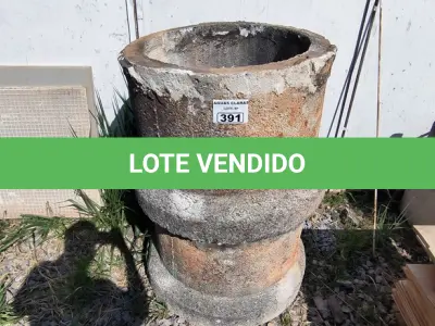 LOTE 391 - 02 MANILHAS EM CONCRETO (NO ESTADO)